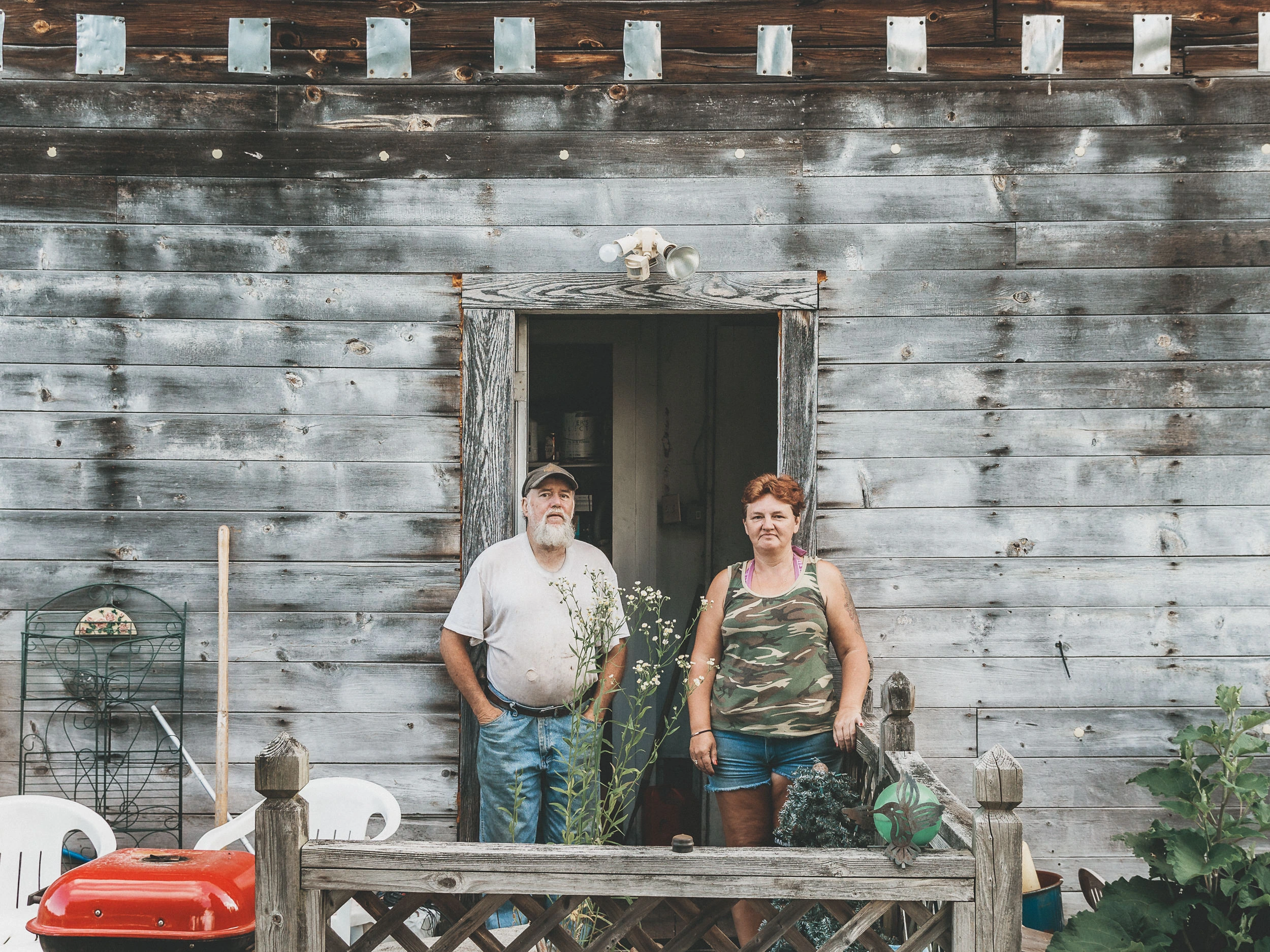 Un couple devant leur maison aux États-Unis