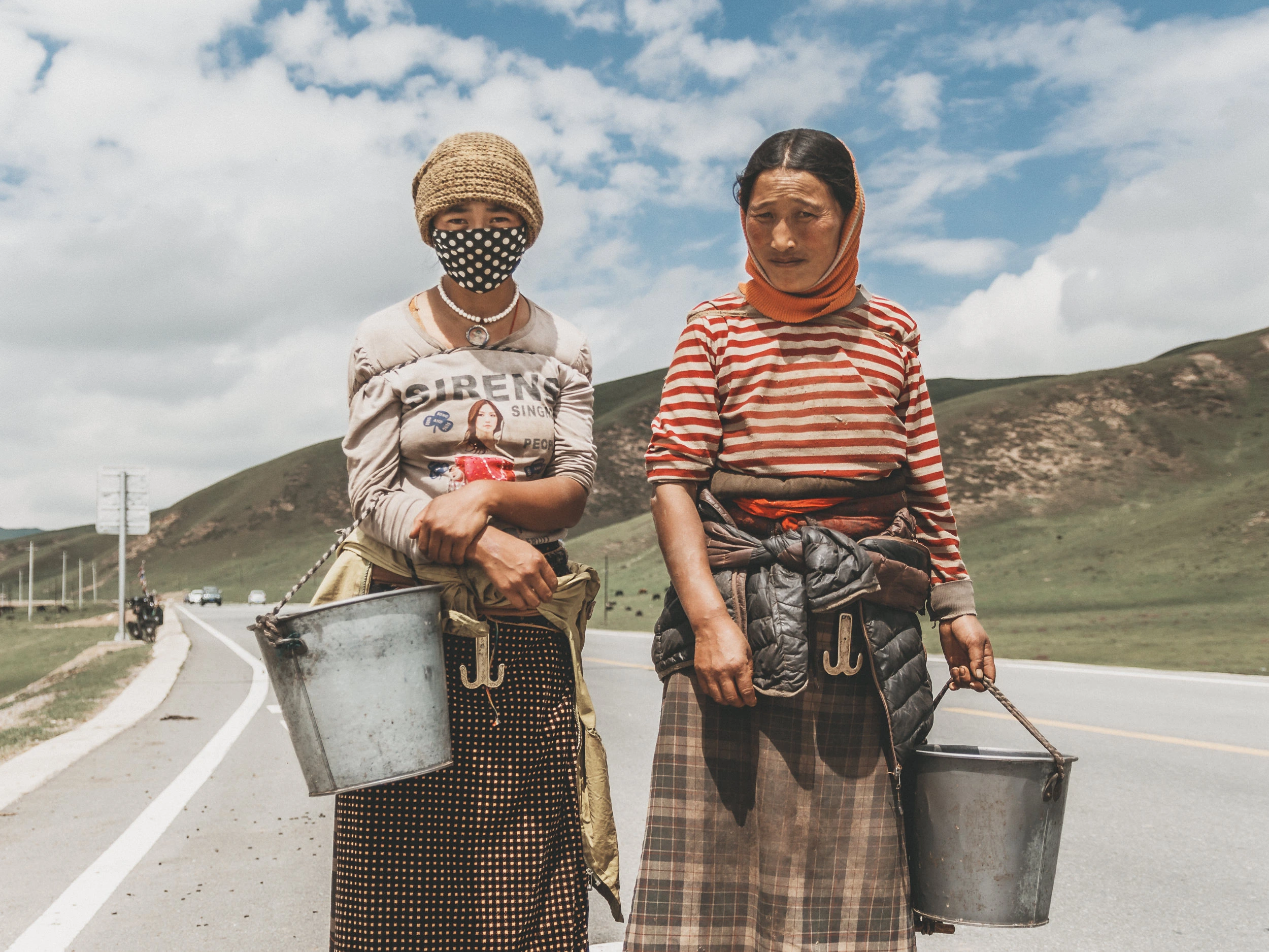 Rencontre en Chine avec deux femmes cherchant de l’eau. Souvenirs de voyage d´un photographe de mariage à Dijon