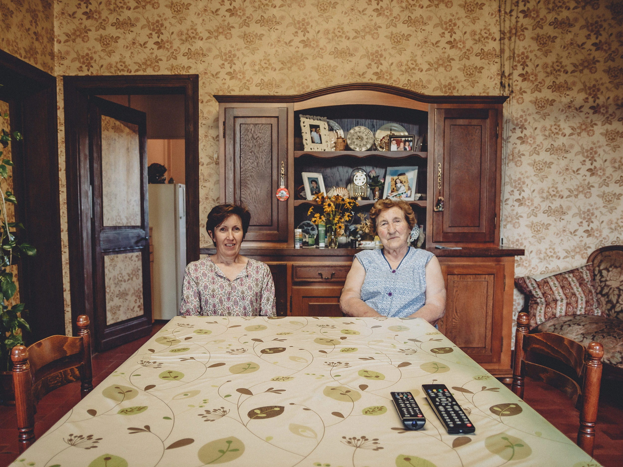 Portrait d’une mère et sa fille dans une cuisine pendant le tour du monde de Andrés Fluxa.