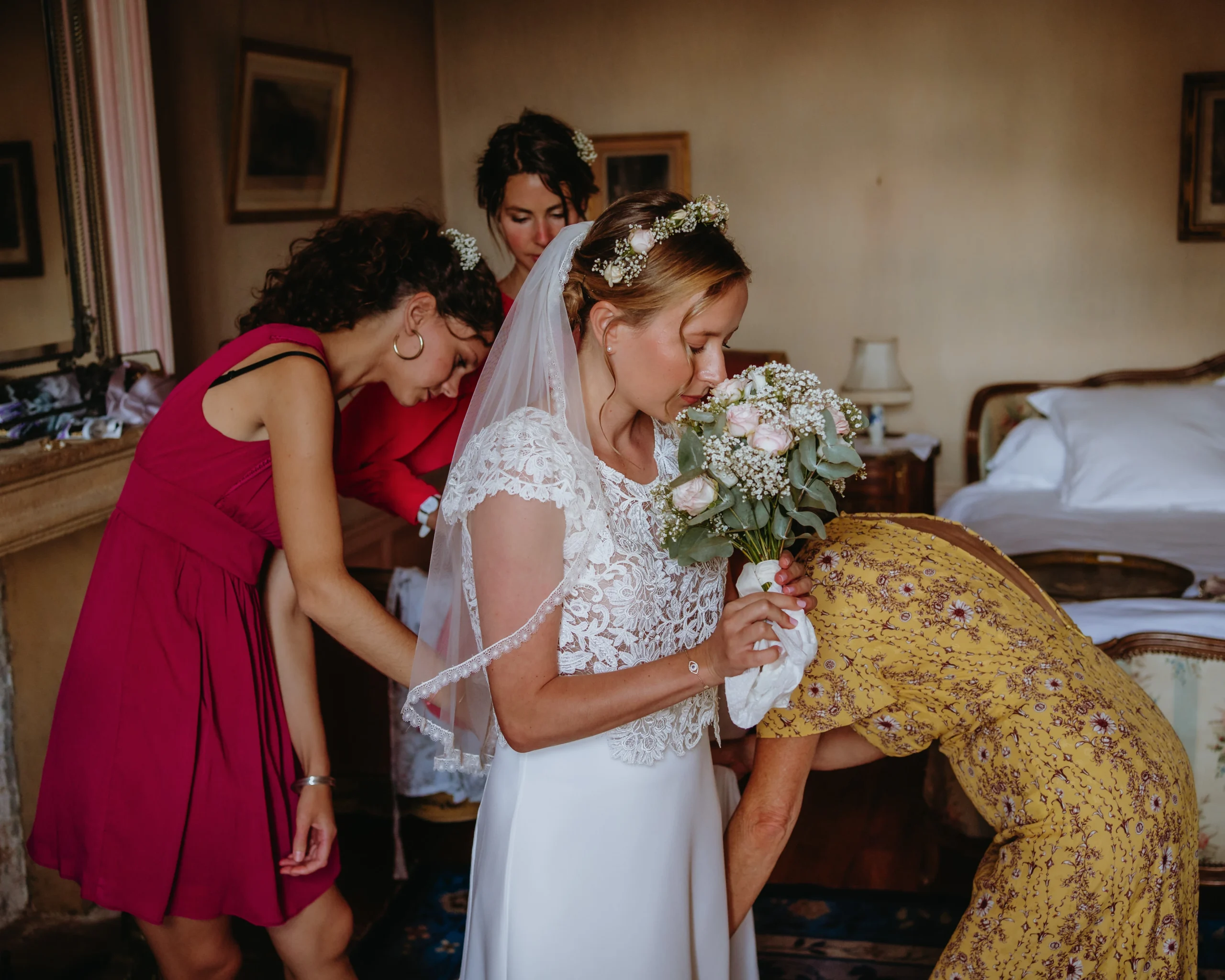 Préparatifs de la mariée capturés par un photographe de mariage à Dijon