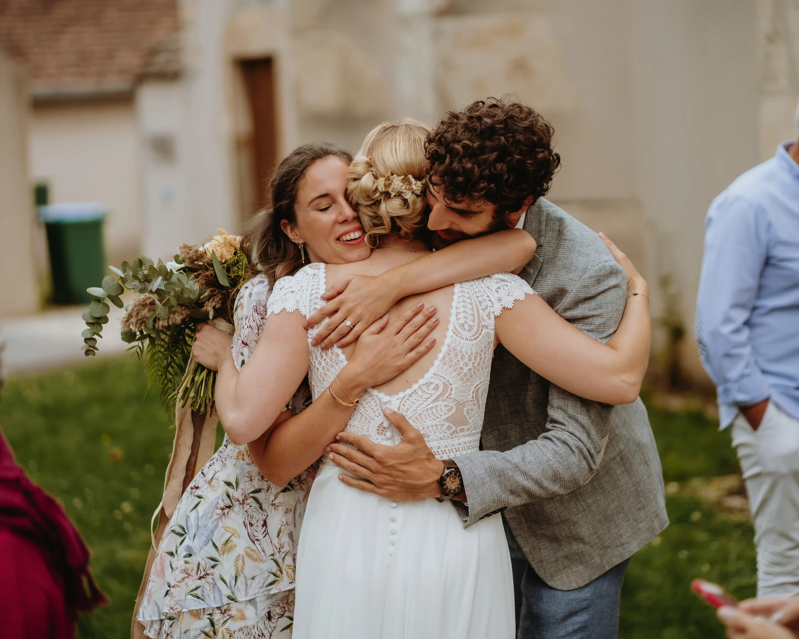 Un cálin émotive le jour du mariage, prise par un photographe de mariage à Dijon.