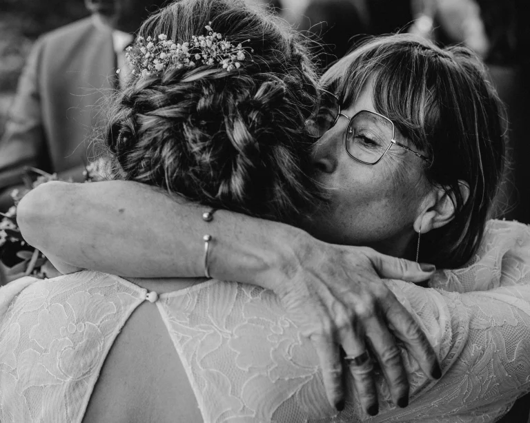Moment de tendresse en noir et blanc prisse par un photographe de mariage à Dijon