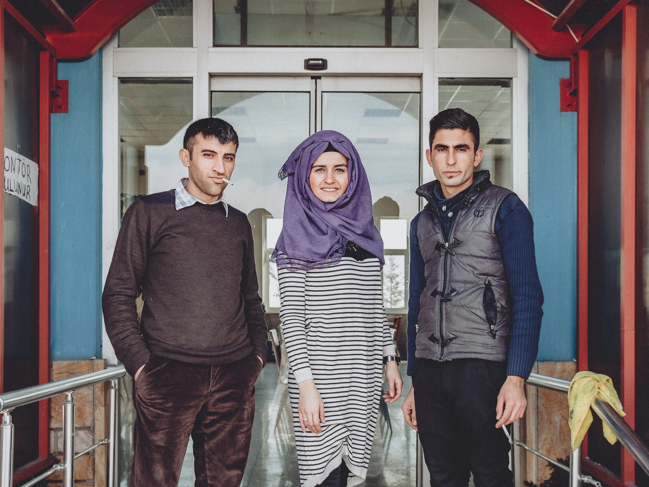 Travailleurs dans un restaurant en Turquie, moment capturé par le photographe de mariage Andrés Fluxa avant d´arriver à Dijon