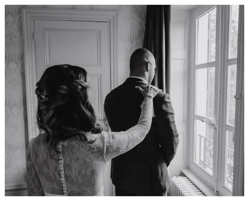 Découverte (ou first look en anglais). Photos prises par un photographe de mariage à Beaune.