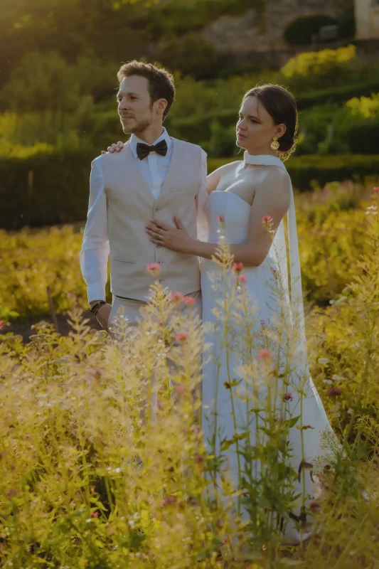 Photo de couple dans les beaux jardins du Château, dans la Vallée de l’Ouche