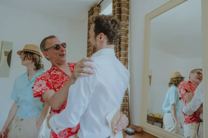 Instant d’émotion entre le marié et son père, immortalisé en image
