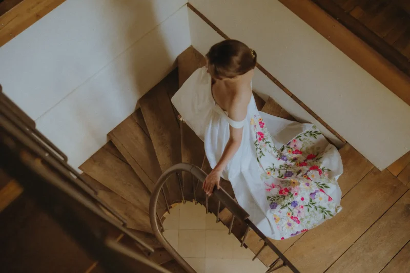 La mariée descend l’escalier du Château de Barbirey