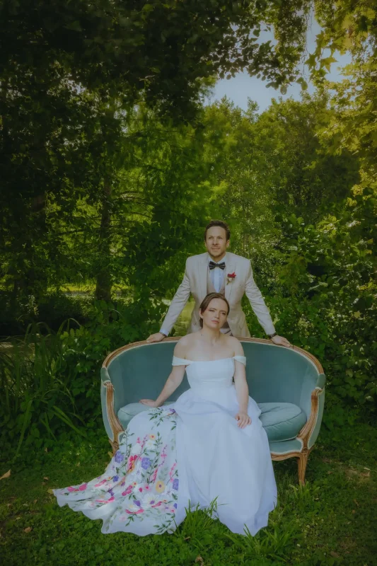 Photo de couple dans les beaux jardins du Château, dans la Vallée de l’Ouche