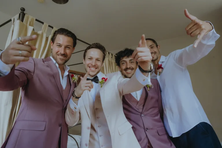 Ambiance joyeuse pendant un mariage dans la Vallée de l'Ouche, avec la mariée et ses invités au Château de Barbirey.