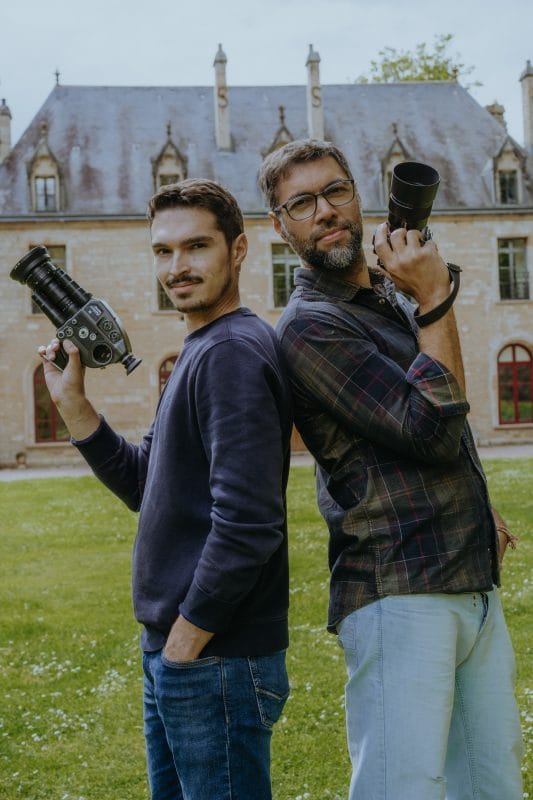 Le duo photographe vidéaste Petrella et Fluxa devant l’Abbaye de la Bussière
