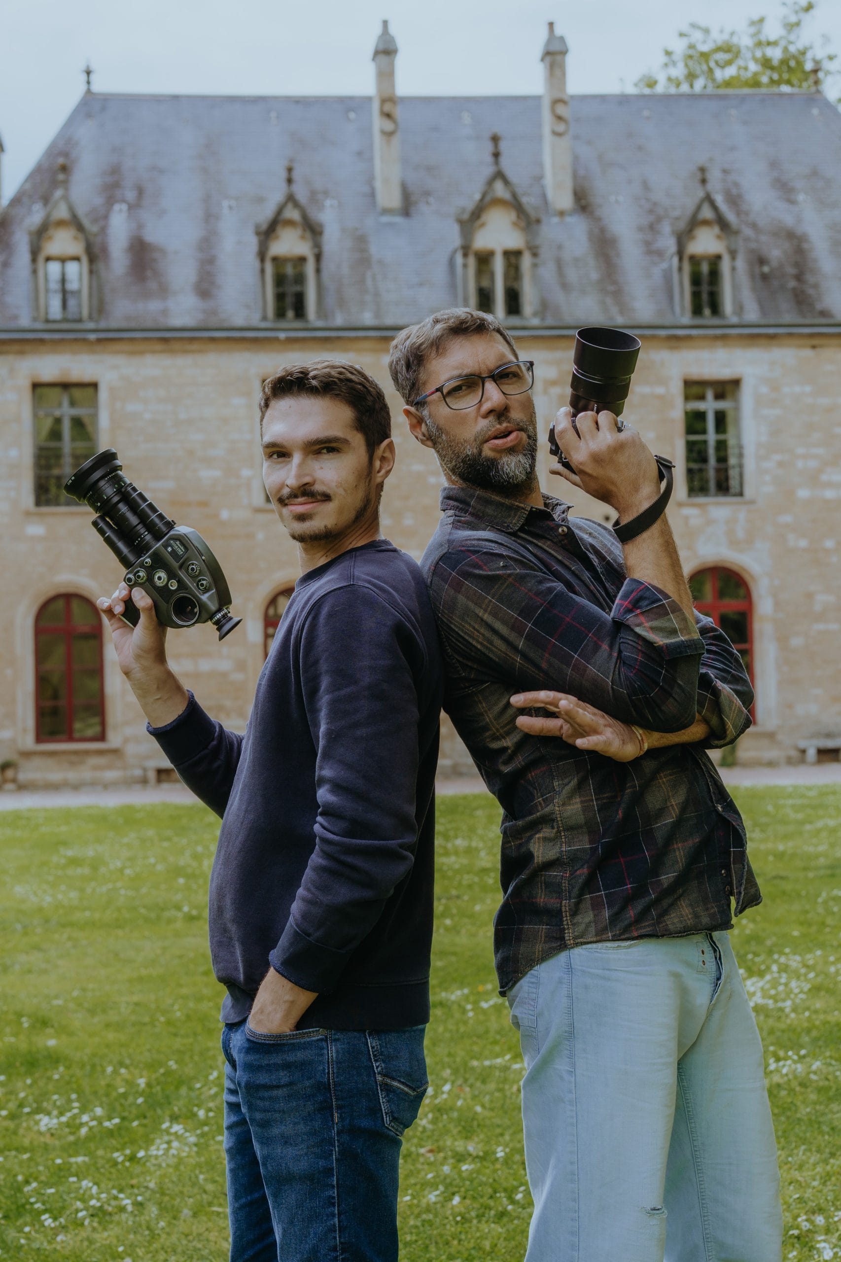 Alexandre Petrella et Andrés Fluxa devant l’Abbaye de la Bussière en Bourgogne